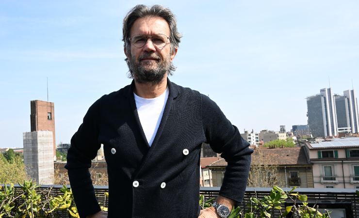 Carlo Cracco con le mani sui fianchi