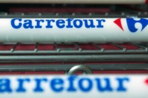 Il logo della Carrefour sui carrelli di un ipermercato