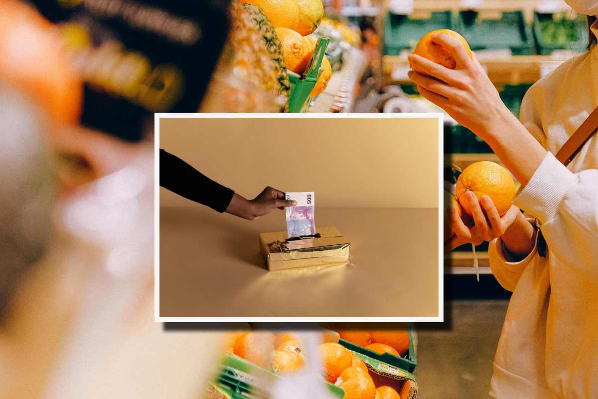 Una donna che compra frutta al supermercato e, in evidenza, un mano che infila 500 euro in una scatola