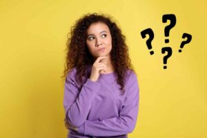 ragazza dubbiosa, punti interrogativi