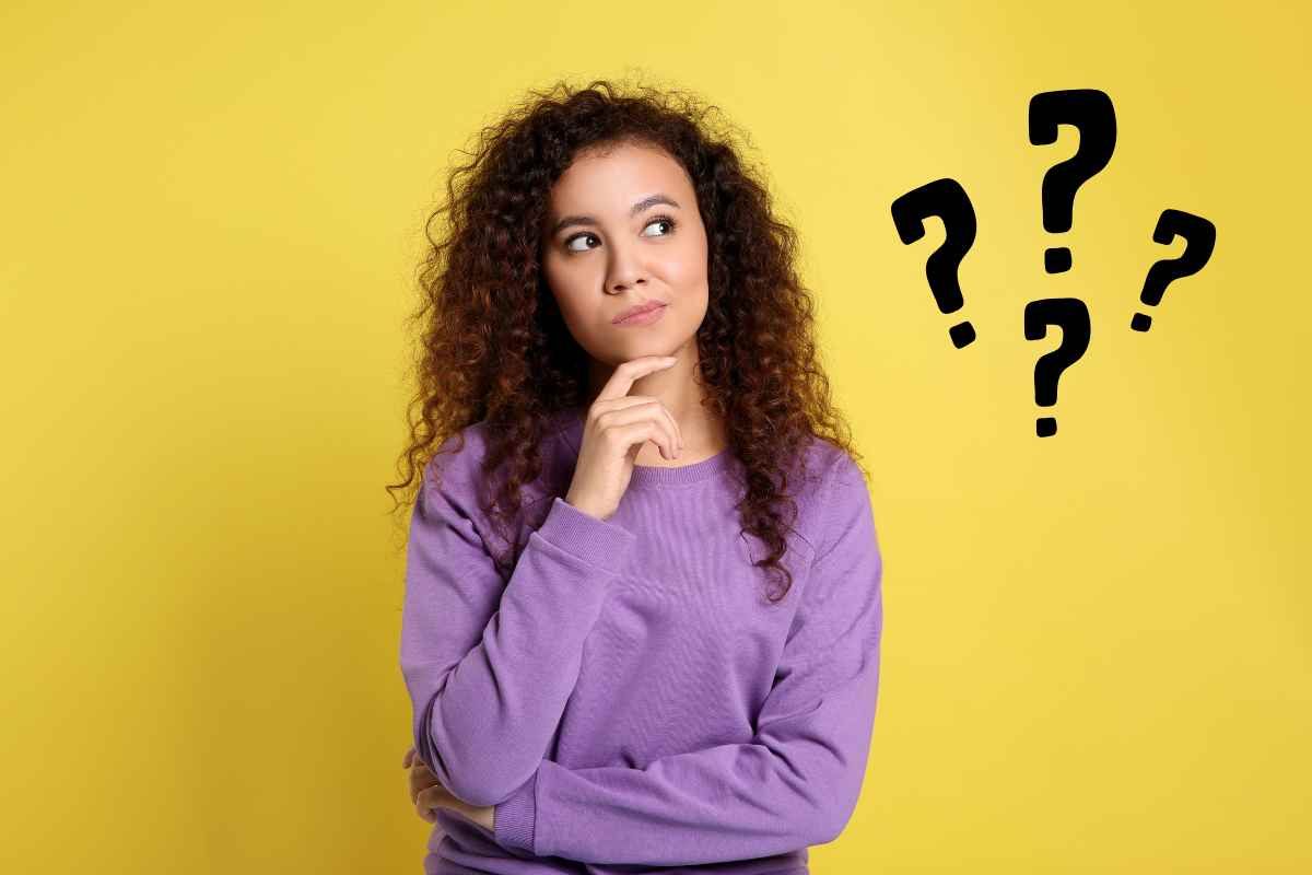ragazza dubbiosa, punti interrogativi