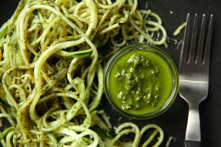 spaghetti e vasetto di pesto con forchetta