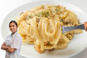 donna chef e spaghetti cremosi