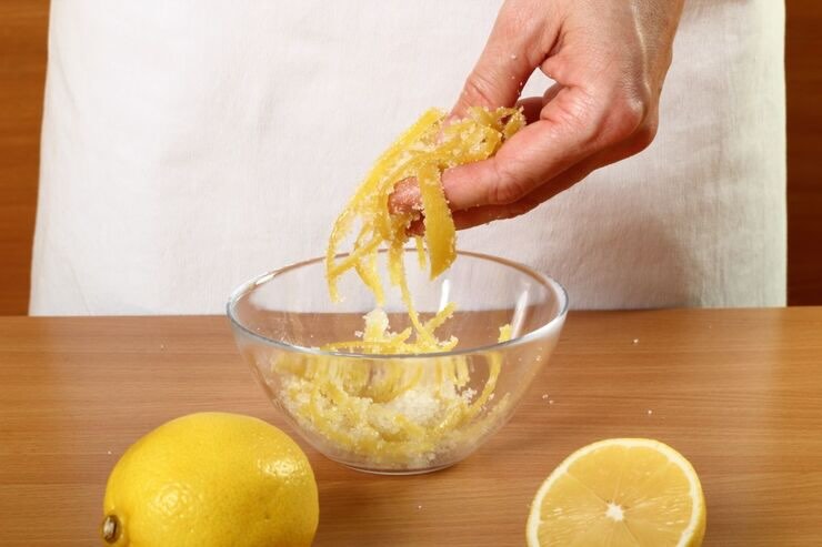 donna che usa bucce di limone