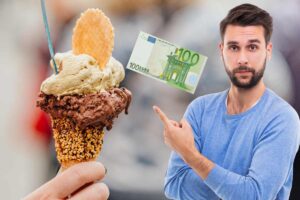 uomo indica cono gelato e banconota 100 euro