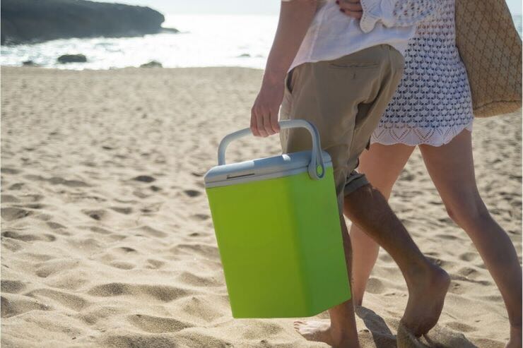 persona in spiaggia con borsa frigo