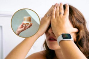 Una donna disperata con le mani sul volto e, in evidenza, un bicchiere di crema al caffè