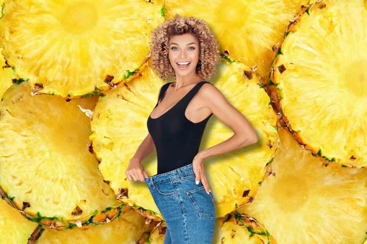 Ananas sullo sfondo, ragazza con pantaloni mostra che le stanno larghi