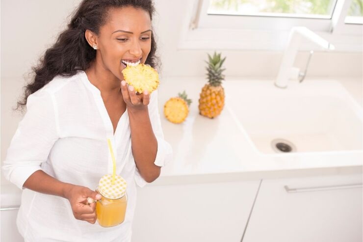 donna che mangia ananas 