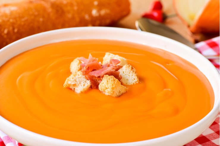 zuppa fredda arancione con crostini