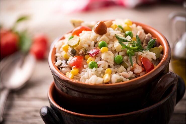 insalata di riso in piatto