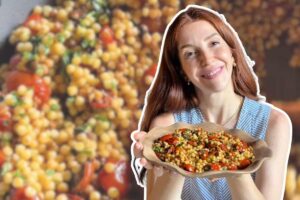 collage ragazza con il piatto in mano e insalata con fregula in sfondo