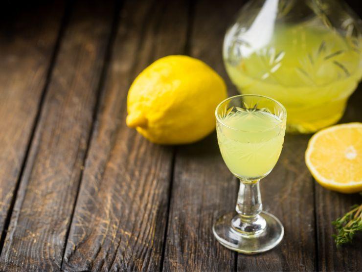 limoncello in bicchiere