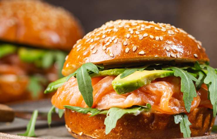 panini con salmone rucola e avocado