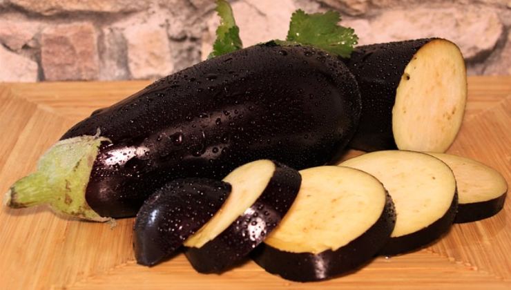 Melanzane affettate sul tagliere