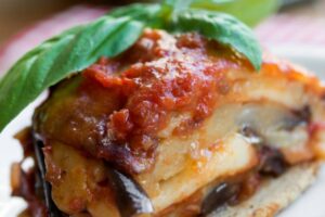 Porzione di parmigiana di melanzane