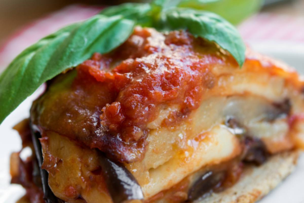 Porzione di parmigiana di melanzane