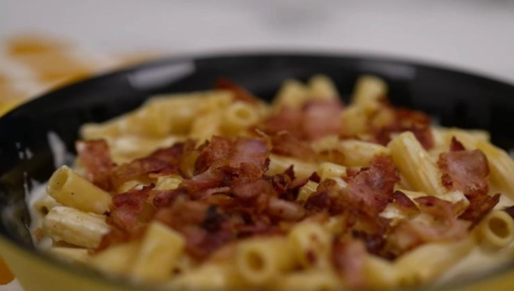Pasta con fonduta di formaggi e bacon