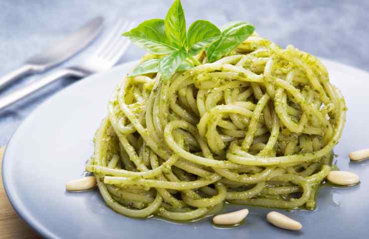 spaghetti con pesto nel piatto