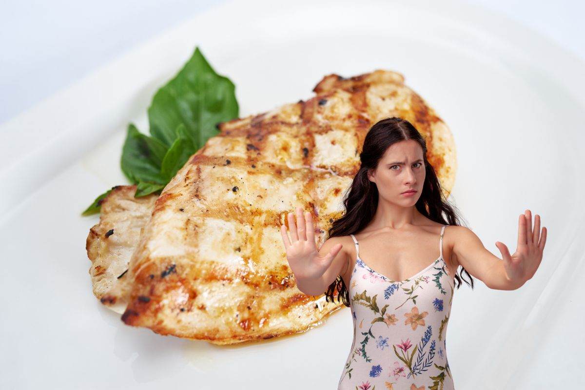 petto di pollo alla griglia e donna che dice no