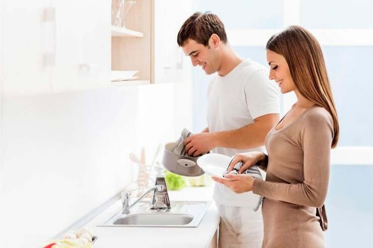 Coppia asciuga stoviglie in cucina