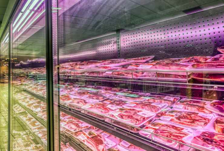 frigo del supermercato con confezioni di carne