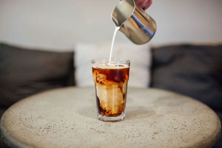 caffè versato in bicchiere 