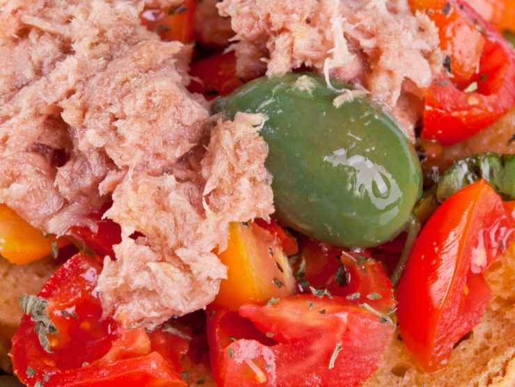 fresella con tonno pomodori e olive