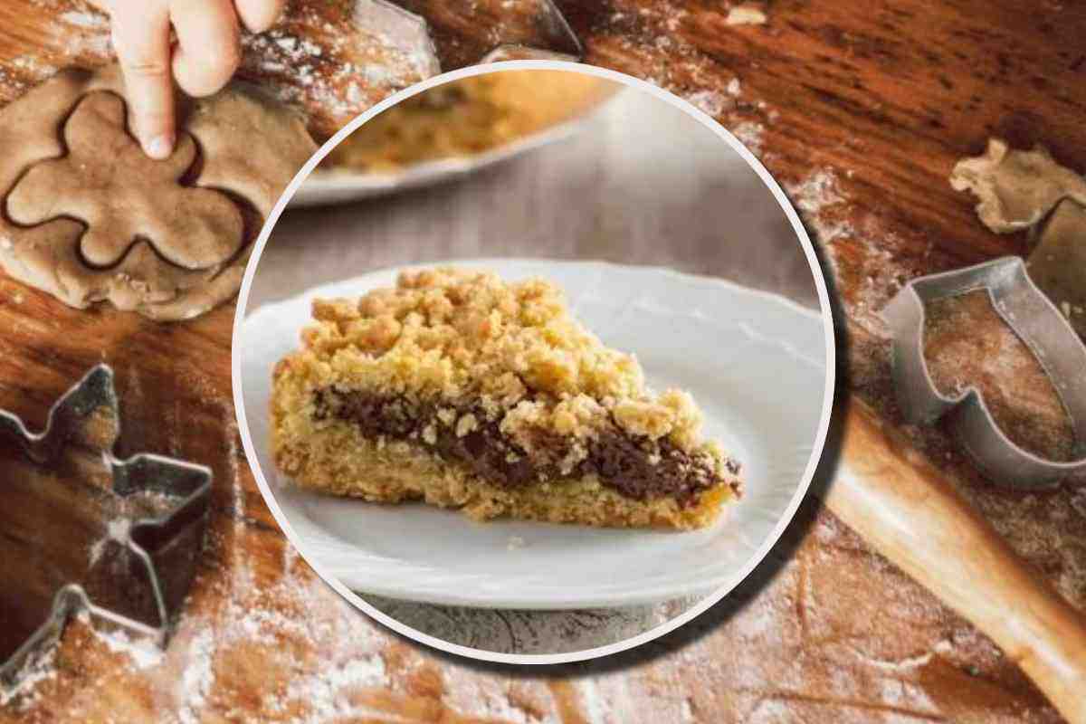 Sbriciolata con la cioccolata e, sullo sfondo, un tavolo sporco