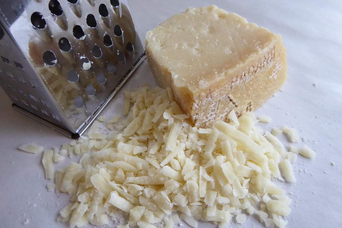 Parmigiano a pezzi e grattugiato