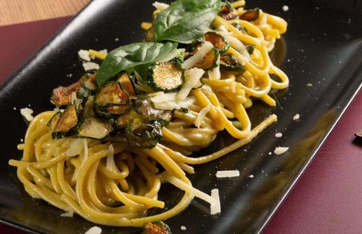 spaghetti alla nerano cremosi nel piatto