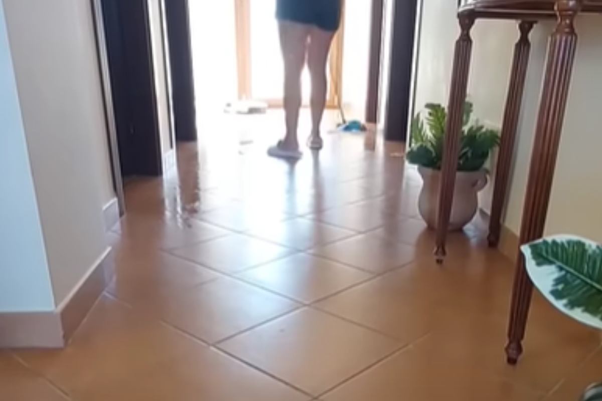 Pavimenti lavati dalla youtuber