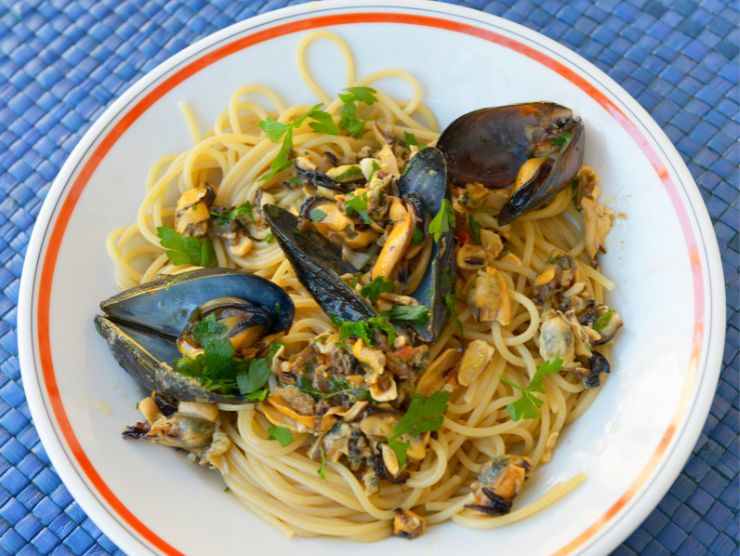 piatto di spaghetti con cozze