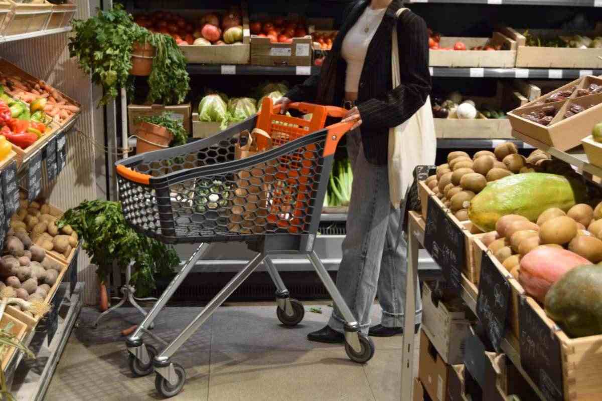 donna al supermercato che fa la spesa