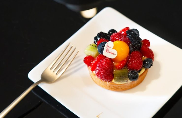 tartelletta frutta chantilly di iginio massari su piatto