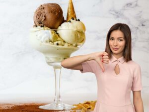 coppa gelato e donna che dice no con la mano