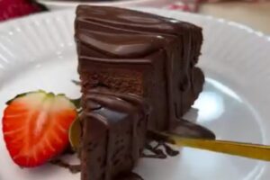 fetta di torta cioccolato