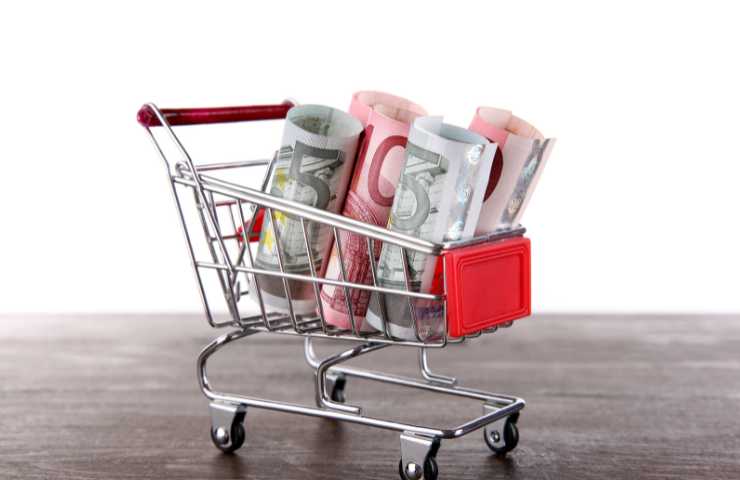 carrello spesa con banconote euro