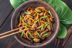 Udon conditi con verdure