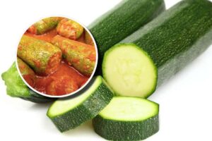 Delle zucchine e, in evidenza, le zucchine ripiene nella salsa