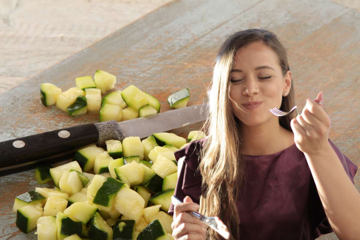 zucchine tagliate e donna che mangia