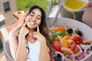 Insalata e ragazza sorridente