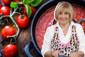 Anna Moroni e nello sfondo pomodori e passata