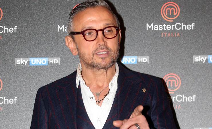 Bruno Barbieri che indica con il dito