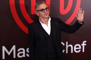 Bruno Barbieri che saluta con la mano
