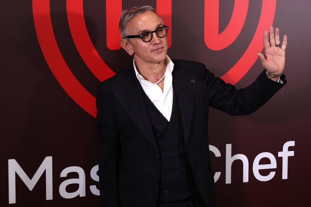 Bruno Barbieri che saluta con la mano