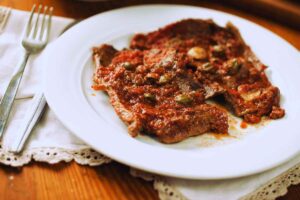 carne alla pizzaiola in un piatto