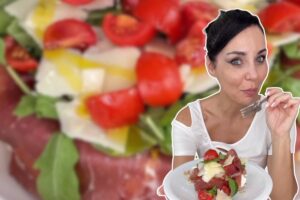 collage donna che mangia e cheesecake salata