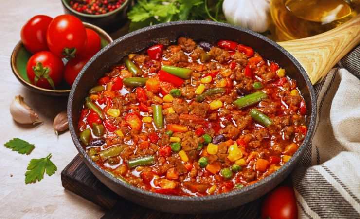 chili con carne in padella