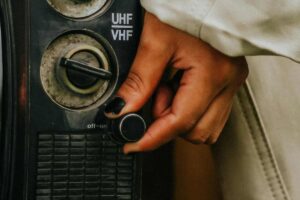 Una mano che spegne una vecchia televisione